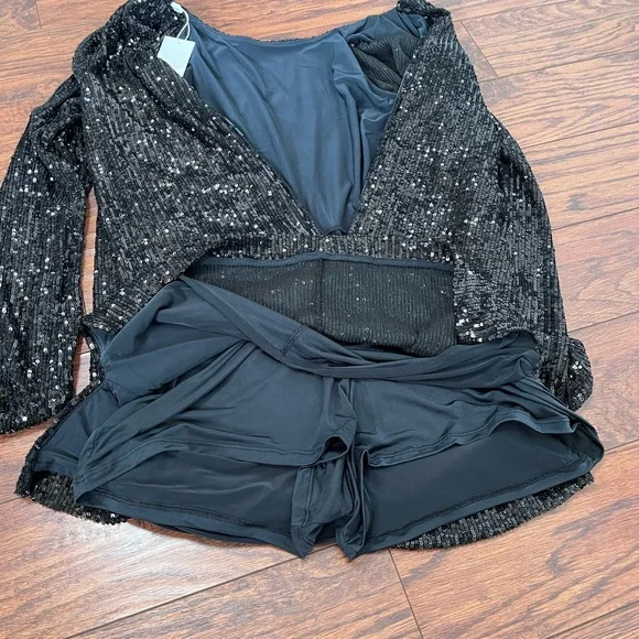 NWT Lilly Pulitzer Nicoline Long Sleeve Black Sequin Romper Size 4 - Picture 7 of 7